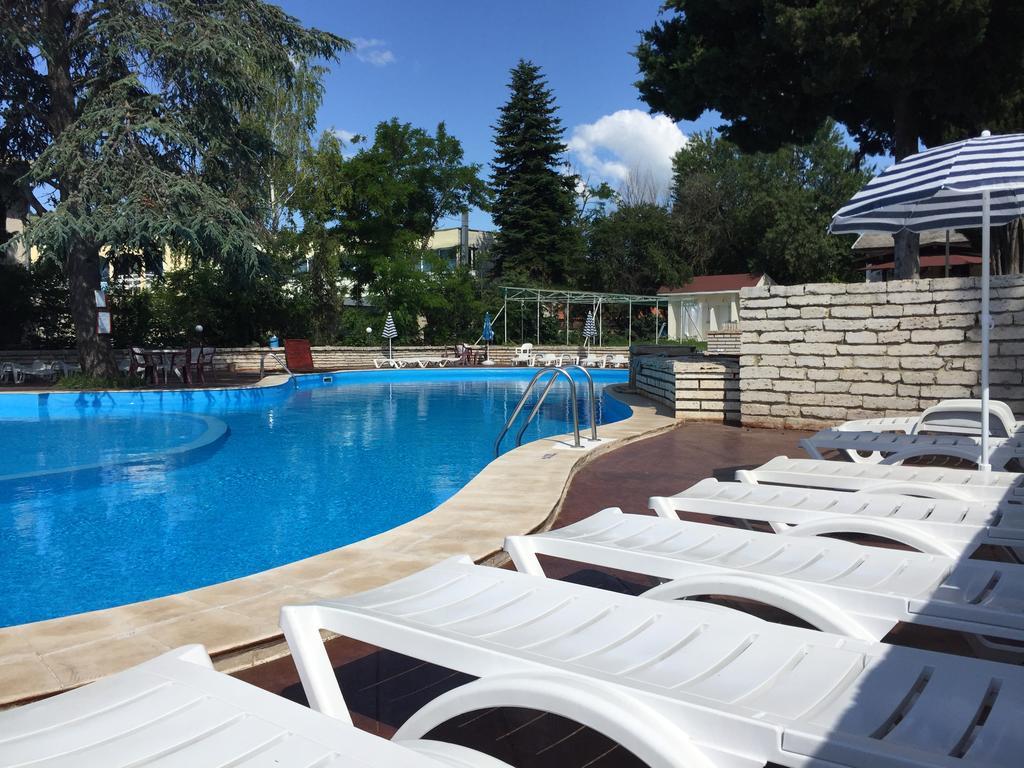 Bisser Hotel - Free Parking - Free Pool Access Baltjik Exteriör bild