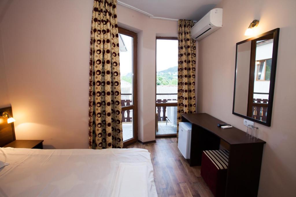 Bisser Hotel - Free Parking - Free Pool Access Baltjik Rum bild