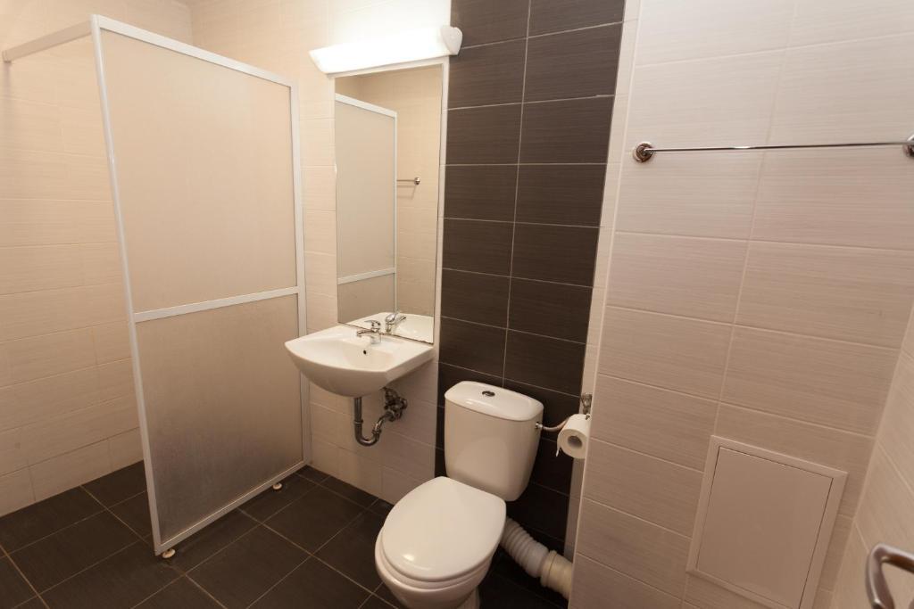 Bisser Hotel - Free Parking - Free Pool Access Baltjik Rum bild