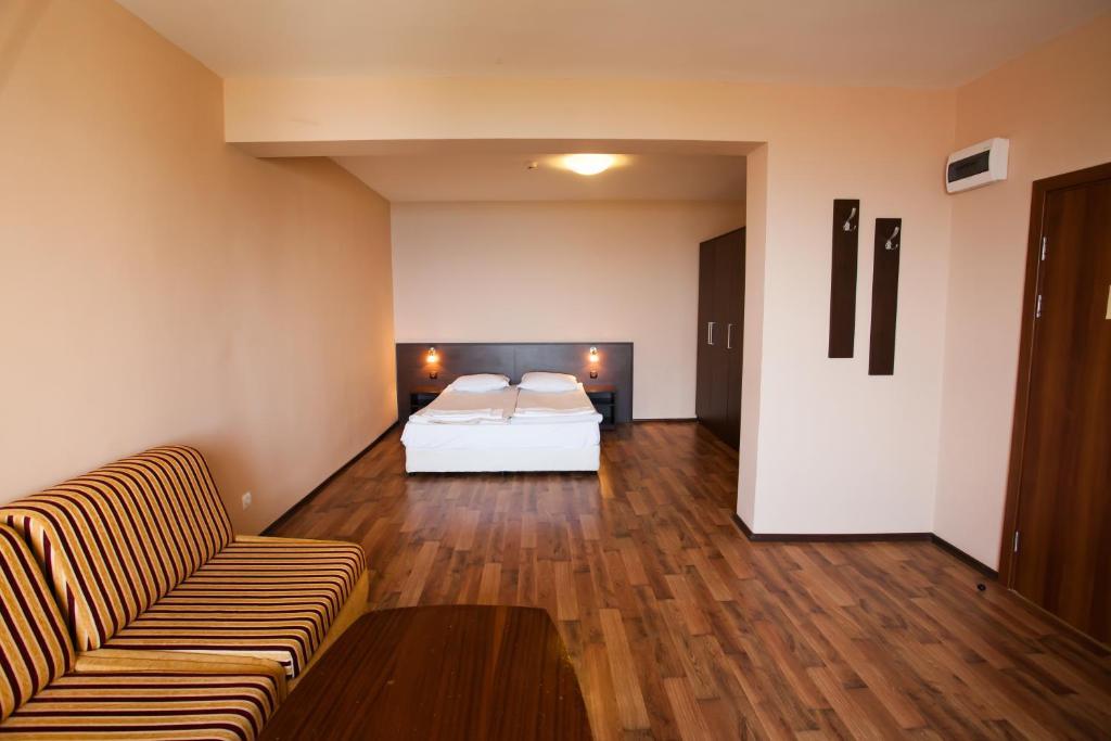 Bisser Hotel - Free Parking - Free Pool Access Baltjik Rum bild