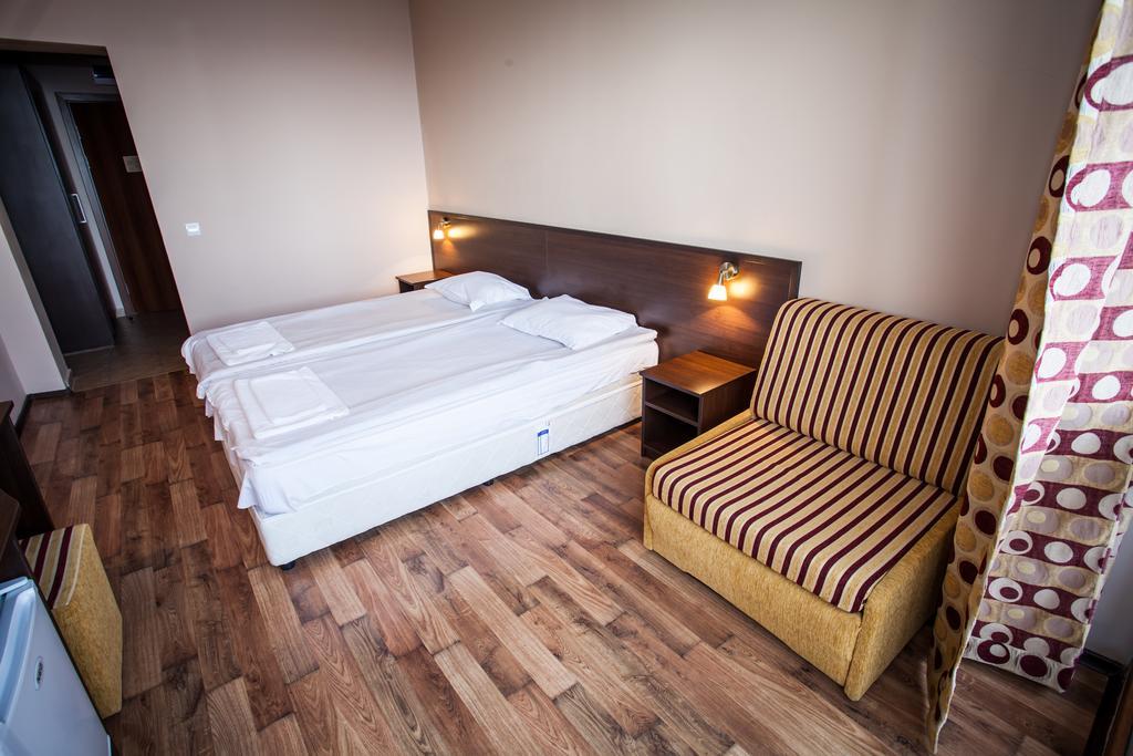 Bisser Hotel - Free Parking - Free Pool Access Baltjik Rum bild