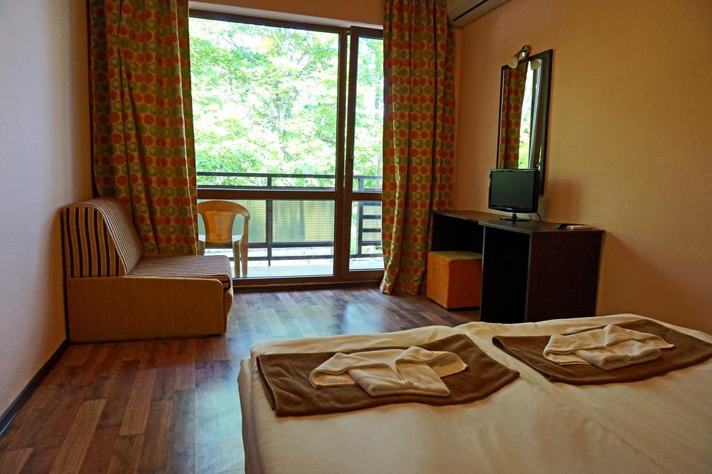 Bisser Hotel - Free Parking - Free Pool Access Baltjik Exteriör bild