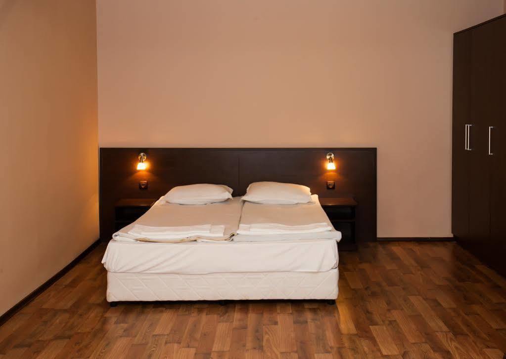 Bisser Hotel - Free Parking - Free Pool Access Baltjik Exteriör bild
