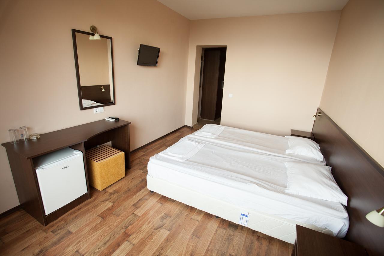 Bisser Hotel - Free Parking - Free Pool Access Baltjik Exteriör bild