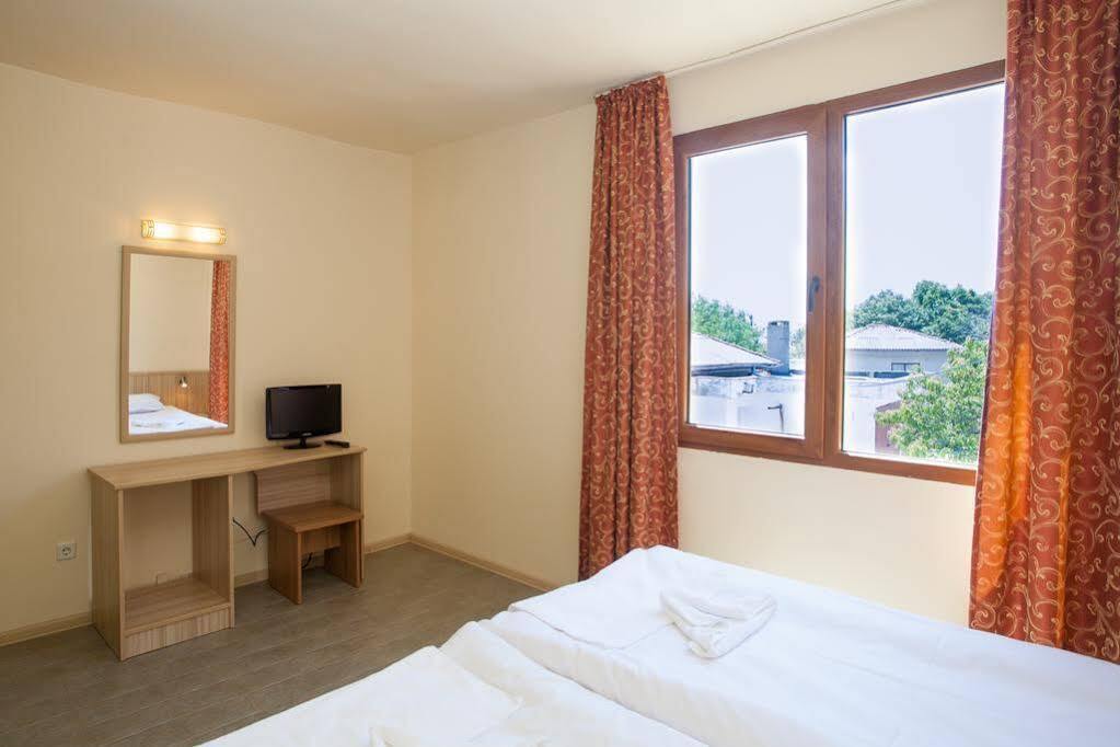 Bisser Hotel - Free Parking - Free Pool Access Baltjik Exteriör bild