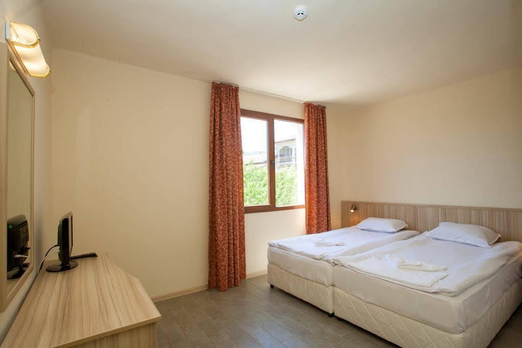Bisser Hotel - Free Parking - Free Pool Access Baltjik Exteriör bild